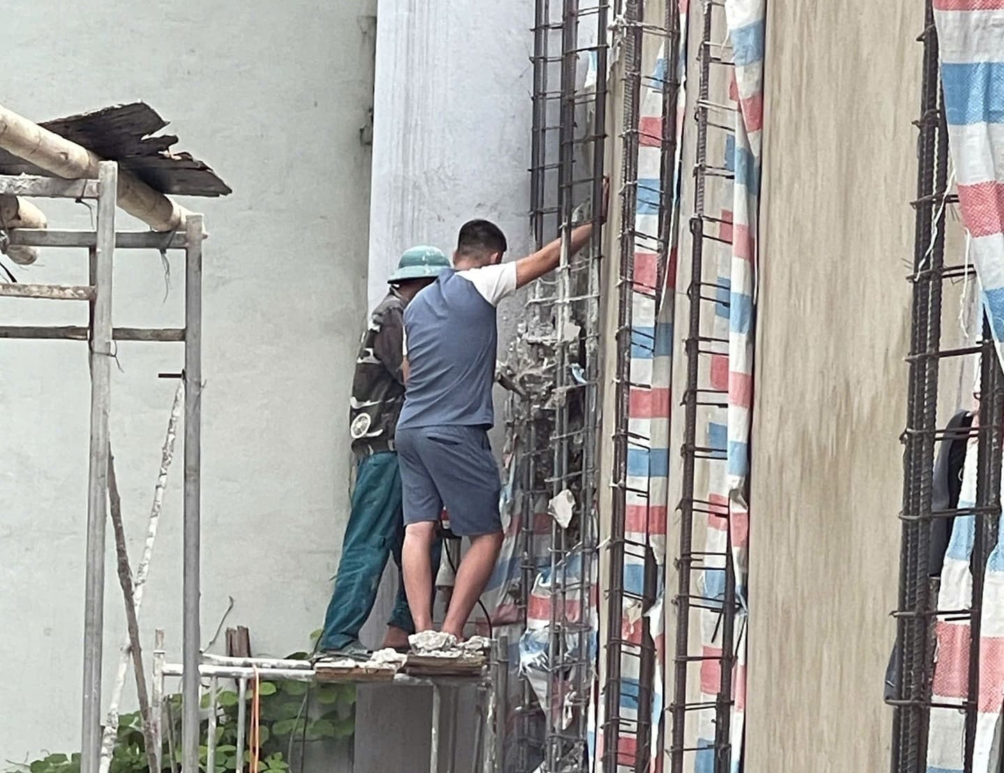 Thi công cột lỗi, chủ nhà yêu cầu đục bỏ, thi công lại (Ảnh minh hoạ)